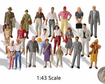 Een set met 24 onbeschilderde miniatuurfiguren en een set met