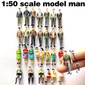Puede incluir: Una colección de figuras a escala 1:50 que representan a diversas personas con ropa de diferentes colores y estilos. El conjunto incluye poses de pie y sentadas, con una figura que muestra una altura de 3,6 cm. El texto 1:50 scale model man es visible.