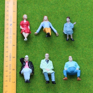Miniature Seated Passenger People Figures 1:25 G Scale Model Train Scenery Diorama Supplies (6pcs)