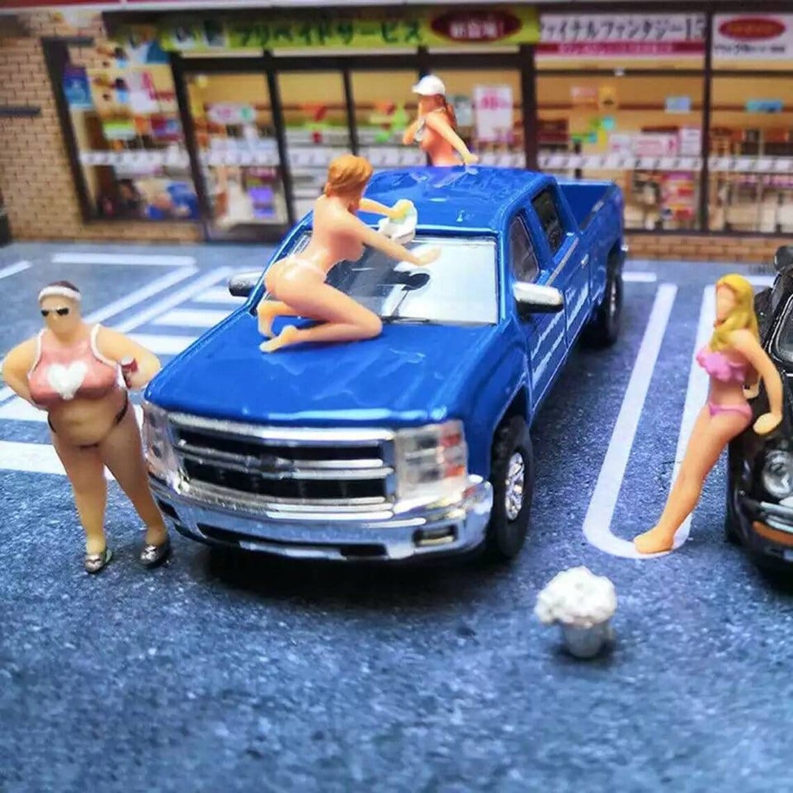 ミニチュアビキニカーウォッシュセクシーガール女性人物