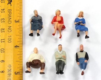 24 figuras en miniatura de personas sentadas (pasajeros) a escala 1:48 para dioramas de trenes en miniatura.