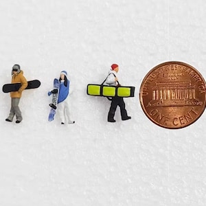 Miniatur Skifahrer & Snowboarder Figuren HO Maßstab 1:87 Winter Diorama, Modelleisenbahn Landschaft Bastelbedarf