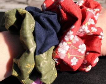 Handgefertigter Scrunchie aus japanischem Stoff: Perfektes Geschenk zum Muttertag