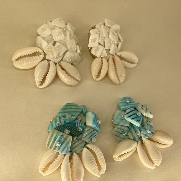 Muschel Ohrringe aus Perlenstickerei, Weiß, Türkis Blau