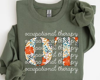 Könnte beinhalten: Ein militärgrünes Sweatshirt mit den Buchstaben "OT" in einem floralen Design. Die Worte "occupational therapy" sind wiederholt um die Buchstaben herum gedruckt. Das Sweatshirt hat einen Rundhalsausschnitt.