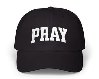 Może przedstawiać: Czarna czapka bejsbolówka z napisem "PRAY" w białych, blokowych literach z przodu. Czapka ma zakrzywiony daszek i strukturalną koronę. Klasyczny, swobodny dodatek.