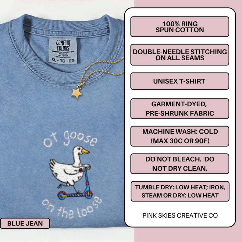Może przedstawiać: Niebieska koszulka unisex z dżinsu z haftowaną gęsią na skuterze i napisem "ot goose on the loose". Wykonana w 100% z bawełny czesankowej, z podw&oacute;jnymi szwami. Etykieta brzmi "BLUE JEAN".