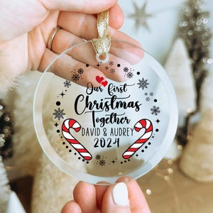 Addobbo personalizzato per il primo Natale di coppia Addobbo personalizzato per il nostro primo Natale insieme Addobbo per il primo Natale Addobbo a forma di bastoncino di zucchero di Natale