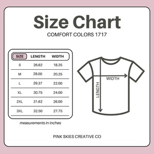 Może przedstawiać: Tabela rozmiar&oacute;w dla koszulek Comfort Colors 1717, z wymiarami w calach. Tabela zawiera rozmiary od S do 3XL, z odpowiadającymi im długościami i szerokościami. Diagram ilustruje, jak mierzyć długość i szerokość koszulki. Tekst "PINK SKIES CREATIVE CO" znajduje się na dole.