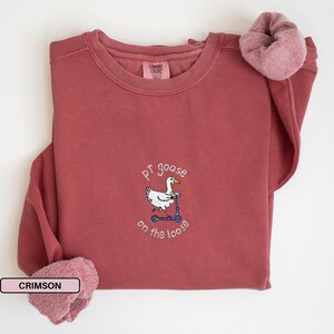 Broderad sjukgymnasttröja Broderad sjukgymnasttröja för sjukgymnast Gåva till sjukgymnast Sjukgymnasttröja Crimson