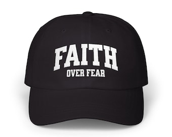 Puede incluir: Gorra de béisbol negra con el texto blanco "FAITH OVER FEAR" en la parte delantera. La gorra tiene una visera curva y una corona redondeada. El texto está en una fuente en negrita y en bloques.