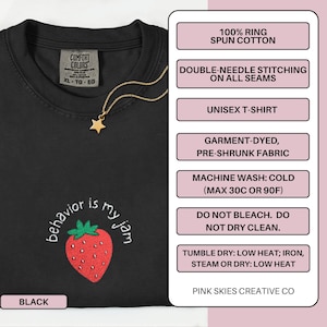 Peut inclure: T-shirt unisexe noir avec une fraise brod&eacute;e et l'inscription "behavior is my jam". Le t-shirt comprend des instructions d'entretien et est fabriqu&eacute; en 100% coton fil&eacute; &agrave; anneaux. Un pendentif &eacute;toile dor&eacute;e est suspendu &agrave; une cha&icirc;ne d&eacute;licate.