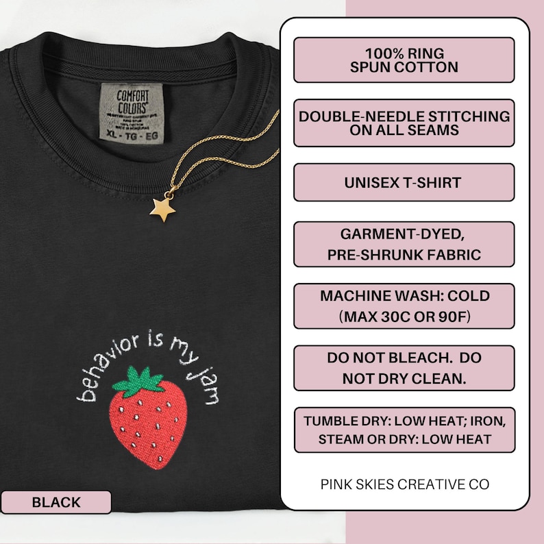 Peut inclure: T-shirt unisexe noir avec une fraise brod&eacute;e et l'inscription "behavior is my jam". Le t-shirt comprend des instructions d'entretien et est fabriqu&eacute; en 100% coton fil&eacute; &agrave; anneaux. Un pendentif &eacute;toile dor&eacute;e est suspendu &agrave; une cha&icirc;ne d&eacute;licate.