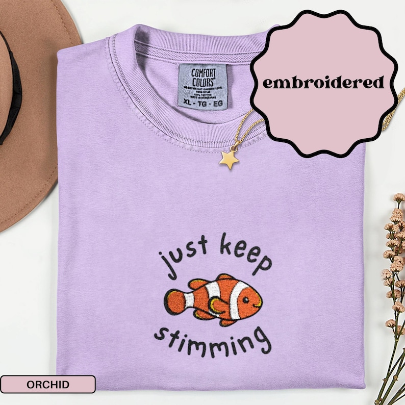 Divertente maglietta sull'autismo ricamata Ocean Beach Magliette sull'autismo Maglietta per la consapevolezza sull'autismo Maglietta sulla neurodiversità Maglietta sull'inclusione Maglietta sull'educazione speciale Orchid