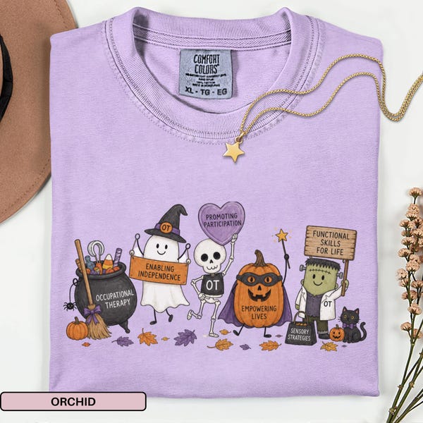 Può includere: Una t-shirt color viola chiaro con una grafica a tema Halloween che mostra un calderone con l'etichetta Occupational Therapy, un fantasma con un cartello Enabling Independence, uno scheletro, una zucca e un mostro di Frankenstein con un cartello Functional Skills For Life.