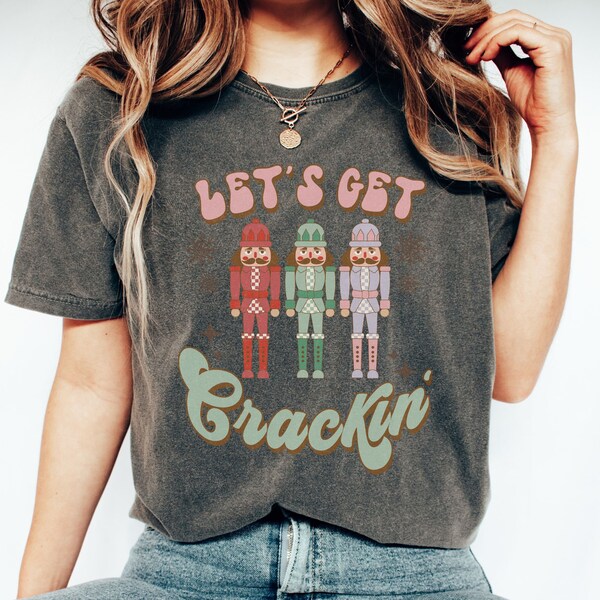 Retro Let's Get Crackin' Christmas Comfort Colors Shirt, T-shirt de Noël Casse-Noisette rétro, chemise de vacances rétro vintage, chemise pull moche