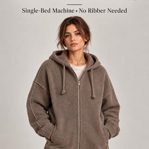 Op de afbeelding: Een bruine hoodie met rits, voorzien van een capuchon, trekkoord en geribbelde boorden. De tekst luidt: ZIP-UP HOODIE MACHINE KNITTING COURSE Single-Bed Machine • No Ribber Needed ENGLISH PDF • 57 PAGES SKOGSKATT Studio.