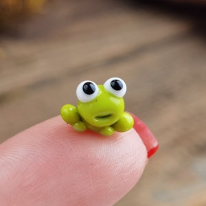 Frog gifts Frog figurine Tiny frog miniature, mini glass frog figurine, micro frog sculpture, small reptile figure Frog ornament Frog decor