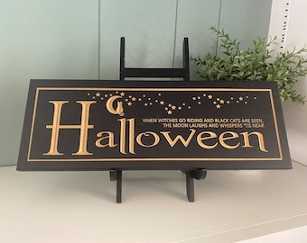 Placa de Halloween pintada à mão, com desenho de bruxa, gato e lua.