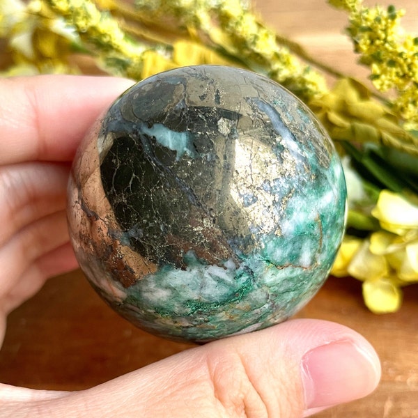 RARE! Sphère de quartz vert pyrite de 47 mm/avec support/trouver rare