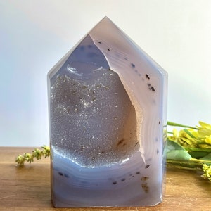 FUNKELN! 1,1 cm blauer Achat Turm mit Drusen Dekor