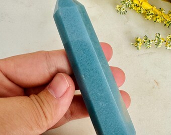 Könnte beinhalten: Eine hellblaue Kristallspitze mit einer glatten, polierten Oberfläche. Die Spitze ist etwa 12,7 cm lang und hat eine sechseckige Form.