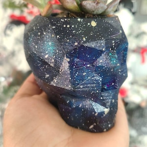 Jardinera de hormigón con forma de calavera