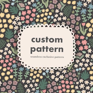 Peut inclure: Un motif sans couture avec une bordure blanche festonnée et le texte "custom pattern seamless exclusive pattern". Le motif présente une variété de fleurs et de feuilles dans des tons de rose, jaune, bleu et vert sur un fond gris foncé.