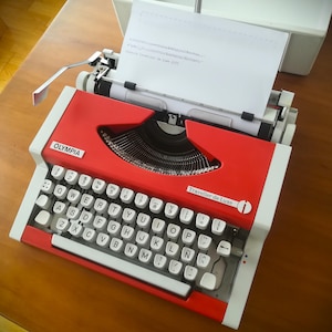 Máquina de escrever vintage Olympia Traveller de Luxe de 1975, funcionando e revisada