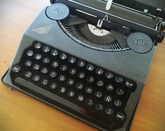 ヴィンテージ エルメス ベビー ポータブル タイプライター (良好な状態) il_340x270.7043355153_fofk.jpg