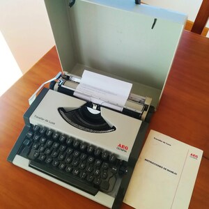 Máquina de escrever vintage AEG Olympia Traveller de Luxe 1987, funcionando e com manutenção. Fabricada na Iugoslávia.