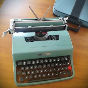 Olivetti Lettera 32 vintage typewriter, 1974, working and serviced