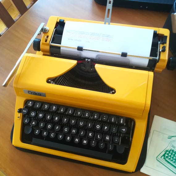 か＼(^。^)／ 1980年製エリカ105型ビンテージタイプライター、東ドイツ製、動作確認