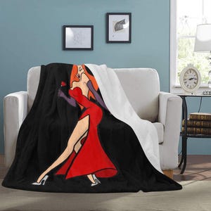 Puede incluir: Una manta de tiro negra y blanca con una imagen de dibujos animados de una mujer con un vestido rojo. La mujer sostiene una copa de vino y tiene el pelo rojo.