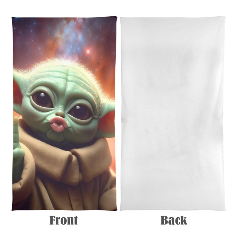 Puede incluir: Una toalla blanca rectangular con una imagen digital de un personaje verde parecido a un extraterrestre en la parte delantera. El personaje tiene ojos grandes, una boca fruncida y lleva una t&uacute;nica marr&oacute;n. El fondo es una nebulosa colorida. La parte trasera de la toalla es blanca lisa.