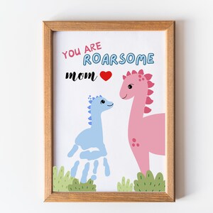 Mama du bist roarsome, Baby Dinosaurier Handabdruck Geschenk, Geschenk für Mama, Muttertagsgeschenk Karte, Basteln für Kinder, DIY für Kind, Kleinkind Basteln