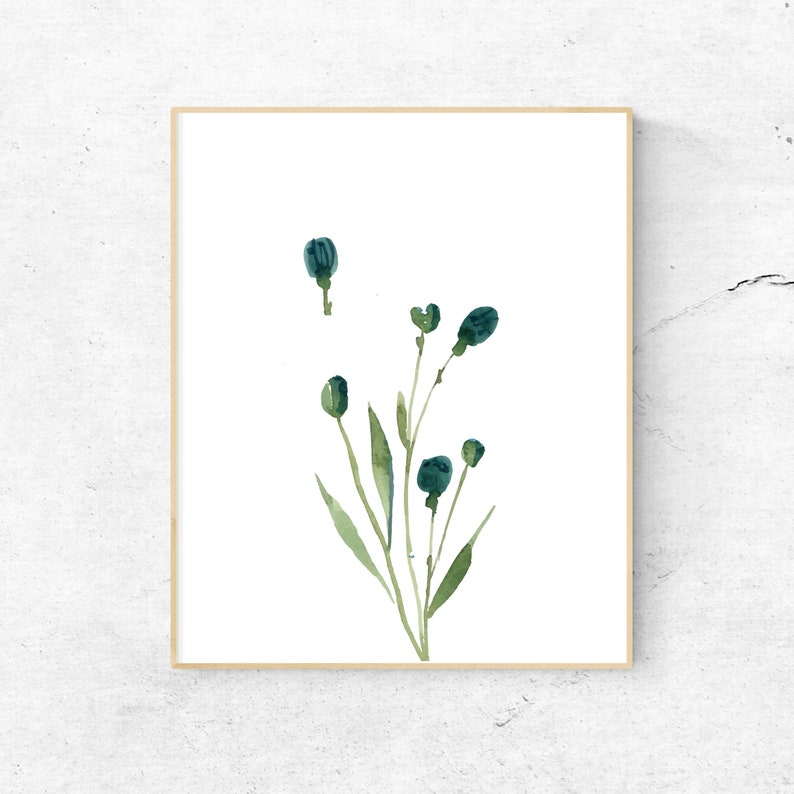 Puede incluir: Una pintura de acuarela de una rama de hojas verdes con capullos de flores azules. La pintura est&aacute; enmarcada en un marco de madera claro.