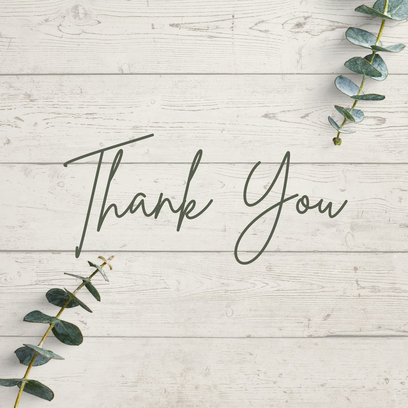 Puede incluir: Un fondo de madera blanca con el texto "Thank You" escrito en cursiva negra. Hay hojas de eucalipto verdes en las esquinas superior derecha e inferior izquierda de la imagen.