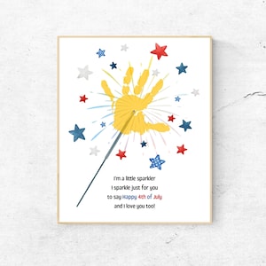 Puede incluir: Una huella de mano amarilla rodeada de estrellas rojas, blancas y azules, formando un espectáculo de fuegos artificiales. El texto dice "Soy una pequeña chispa Brillo solo para ti para decir Feliz 4 de julio ¡Y te quiero mucho!"