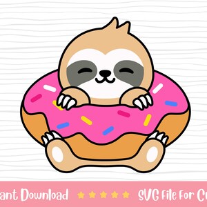 Op de afbeelding: Een cartoon-luiaard die een roze donut met sprankjes draagt. De luiaard glimlacht en heeft zijn armen om de donut geslagen.