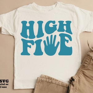 K&ouml;nnte beinhalten: Wei&szlig;es T-Shirt mit einer blauen Grafik, auf der "HIGH FIVE" in einer Retro-Schrift steht. Die Grafik enth&auml;lt einen blauen Handabdruck.