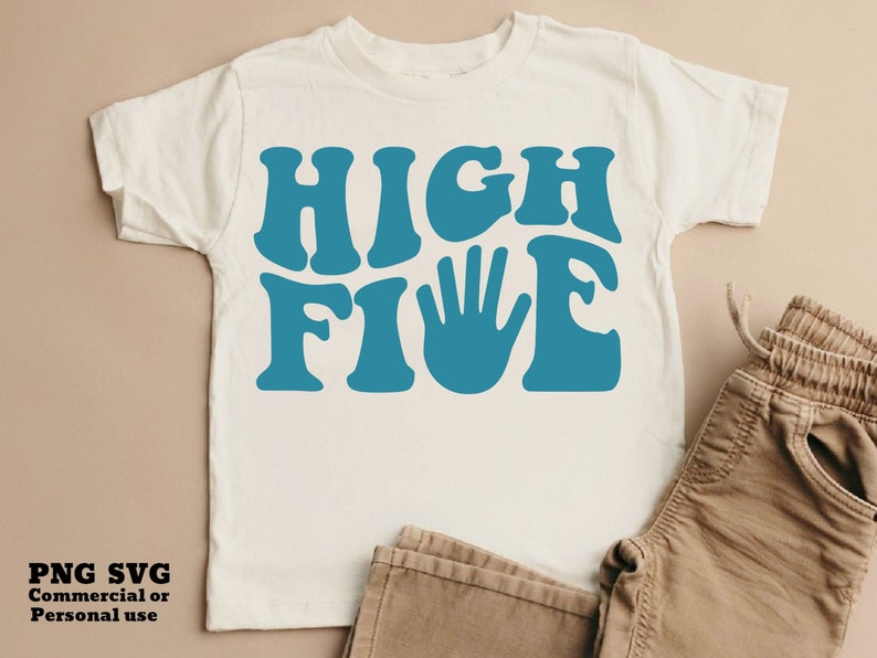 K&ouml;nnte beinhalten: Wei&szlig;es T-Shirt mit einer blauen Grafik, auf der "HIGH FIVE" in einer Retro-Schrift steht. Die Grafik enth&auml;lt einen blauen Handabdruck.