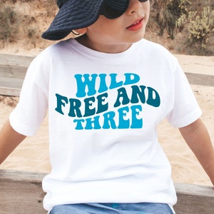 3. Geburtstag für Jungen SVG PNG, Kleinkind Junge Geburtstag SVG, wild frei und drei, gewellter Retro-Text, Kinder Cricut-Svg-Schnittdatei, Shirt-Sublimations-Png