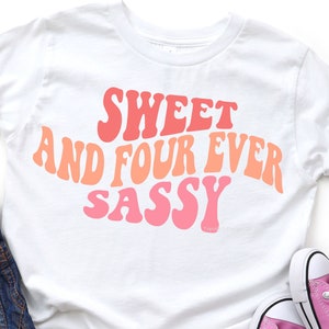 4e verjaardag SVG PNG, meisjes vierde verjaardag, Sweet And Four Ever Sassy, retro golvende tekst, Cricut gesneden bestand SVG, png shirt sublimatiebestand