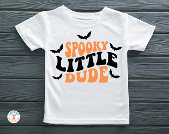 Spooky Little Dude SVG PNG, enfants rétro, garçons, tout-petits Halloween Svg, texte ondulé, chauves-souris, Halloween Sublimation Png téléchargement fichier, couper fichier Svg
