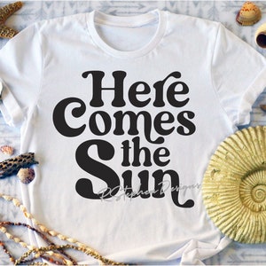 Here Comes the Sun SVG PNG, retro tekstlettertype, zomervakantie SVG, strandshirt SVG, retro shirt sublimatie png, Cricut SVG, silhouet SVG