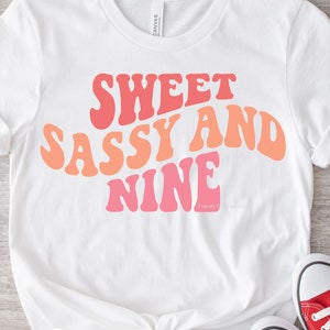 Meninas 9º aniversário SVG PNG, A aniversariante SVG, Sweet Sassy and Nine, Retro Wavy Text, Cricut Cut File Svg, Shirt Sublimation Png Design