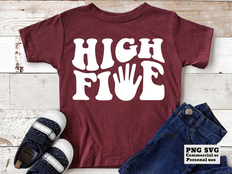 K&ouml;nnte beinhalten: Ein maroonfarbenes T-Shirt mit wei&szlig;em Text, der in einer Retro-Schrift "HIGH FIVE" lautet. Der Text enth&auml;lt eine wei&szlig;e Handabdruckgrafik.
