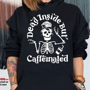 Mort à l'intérieur mais caféine squelette SVG PNG, chignon en désordre, squelette de tête de mort café, reine de la caféine, Cricut Svg Silhouette Svg, sublimation Png