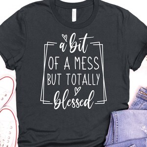 A Bit of a Mess but Totally Blessed SVG PNG, Oft betont, Mama SVG, Mama SVG, Mama Zitat, Schnittdatei für Cricut, Shirt Sublimationsdatei Png